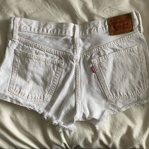 WHITE LEVI JEAN SHORTS